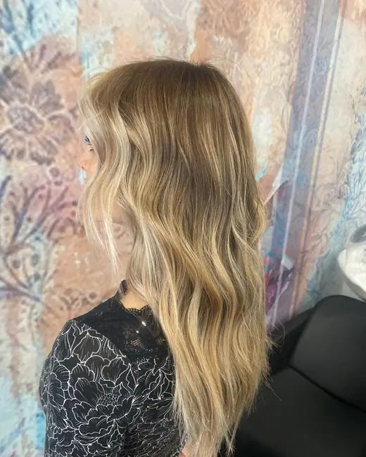 Capelli lunghi biondi mossi, vista di lato