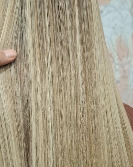Capelli lunghi lisci con schiariture bionde
