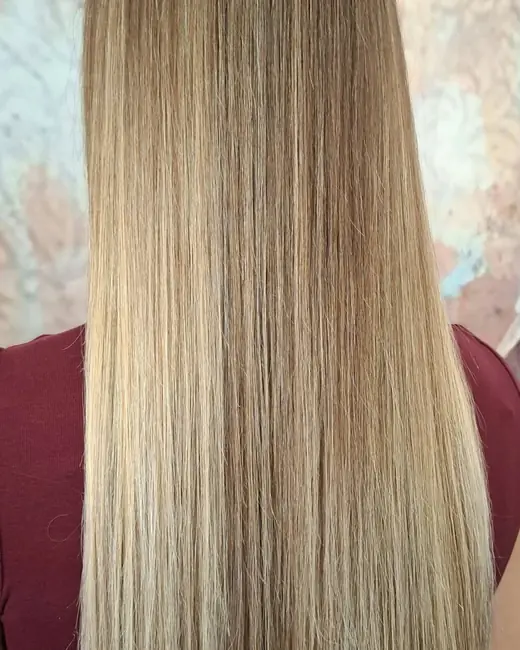 Capelli lunghi lisci biondi con riflessi