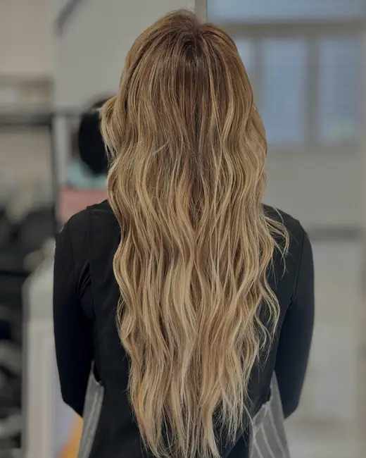 Capelli lunghi biondi con onde morbide, vista da dietro