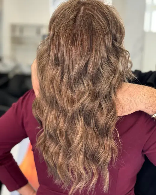 Capelli lunghi castani con piega mossa