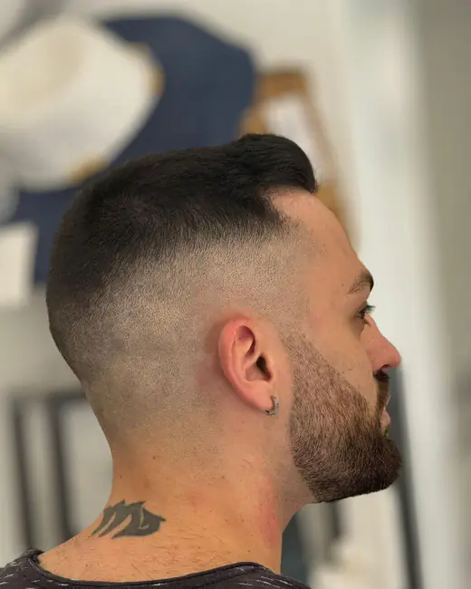Taglio uomo sfumato con barba, vista di profilo