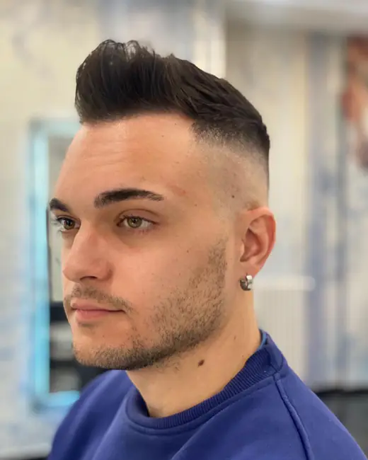 Taglio uomo con sfumatura e ciuffo