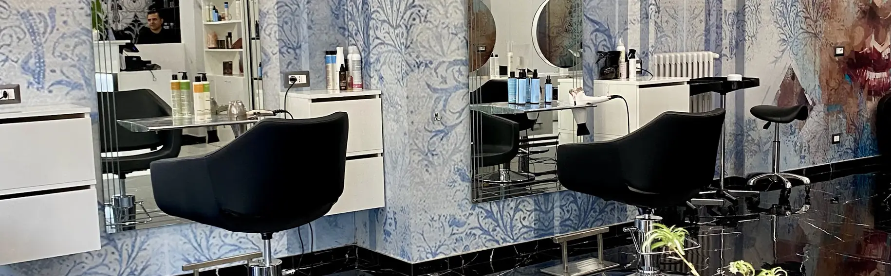 Le postazioni del salone Beauty Fam Hairstyle in viale Stelvio, con specchi e poltrone nere