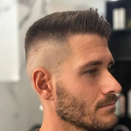 Barba curata e taglio sfumato, vista di profilo