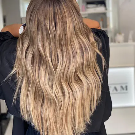 Balayage biondo su capelli lunghi, vista da dietro