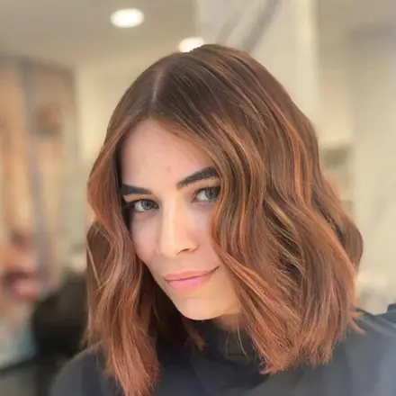Piega mossa su capelli castano ramati